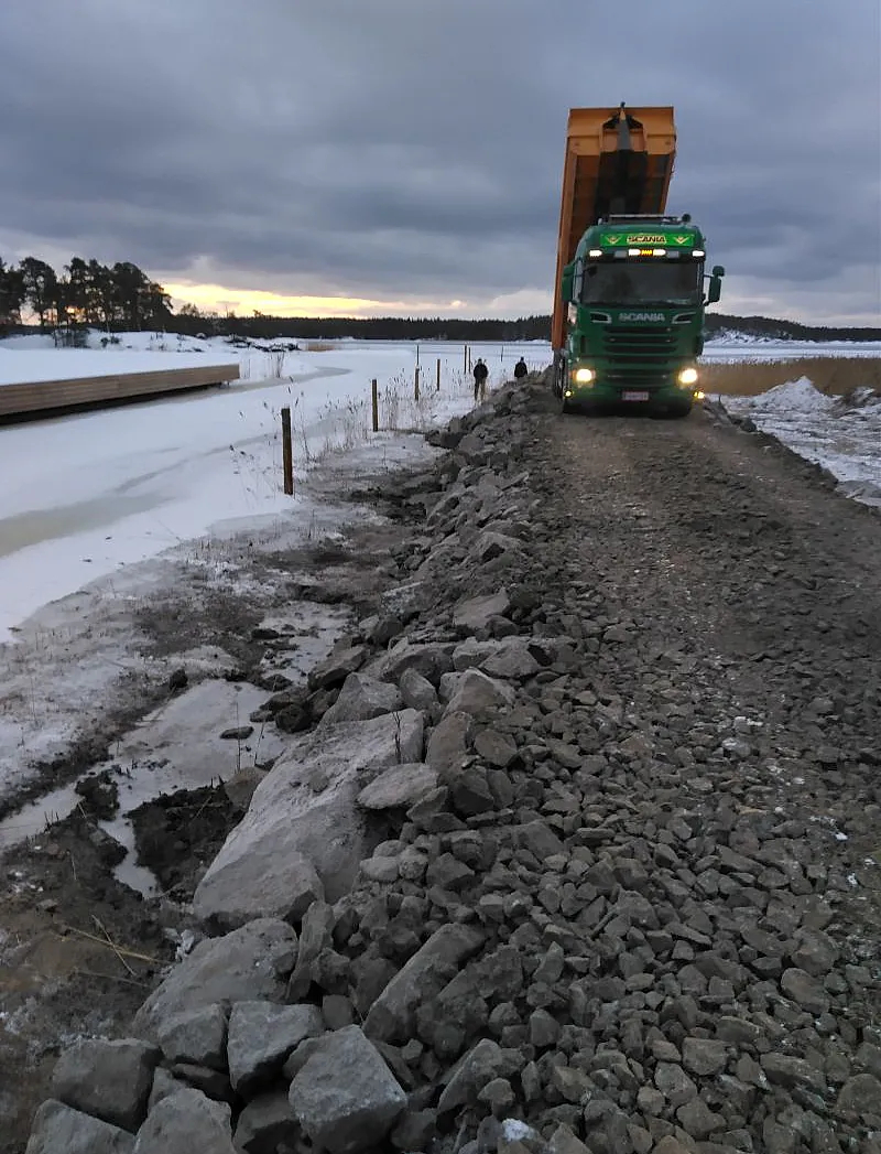 Maansiirtotyöt kuorma-autolla